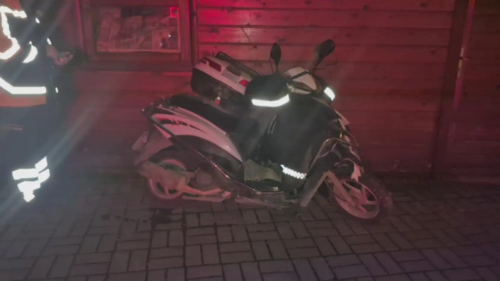 Bir garip kaza: İki aracın sürücüsü de olay yerinden kaçtı