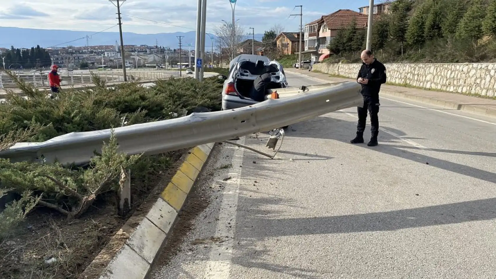 Bariyer otomobilin içinden geçti