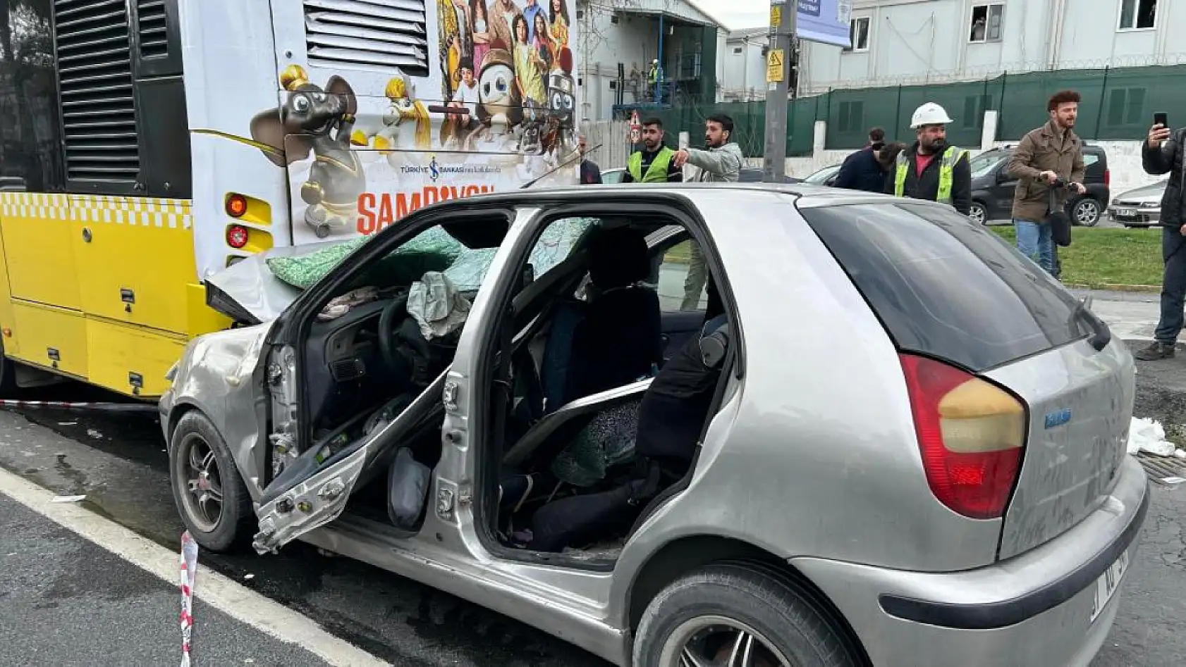 Kadın sürücü otobüse arkadan çarptı: Otomobildeki 3'ü çocuk 8 kişi yaralandı