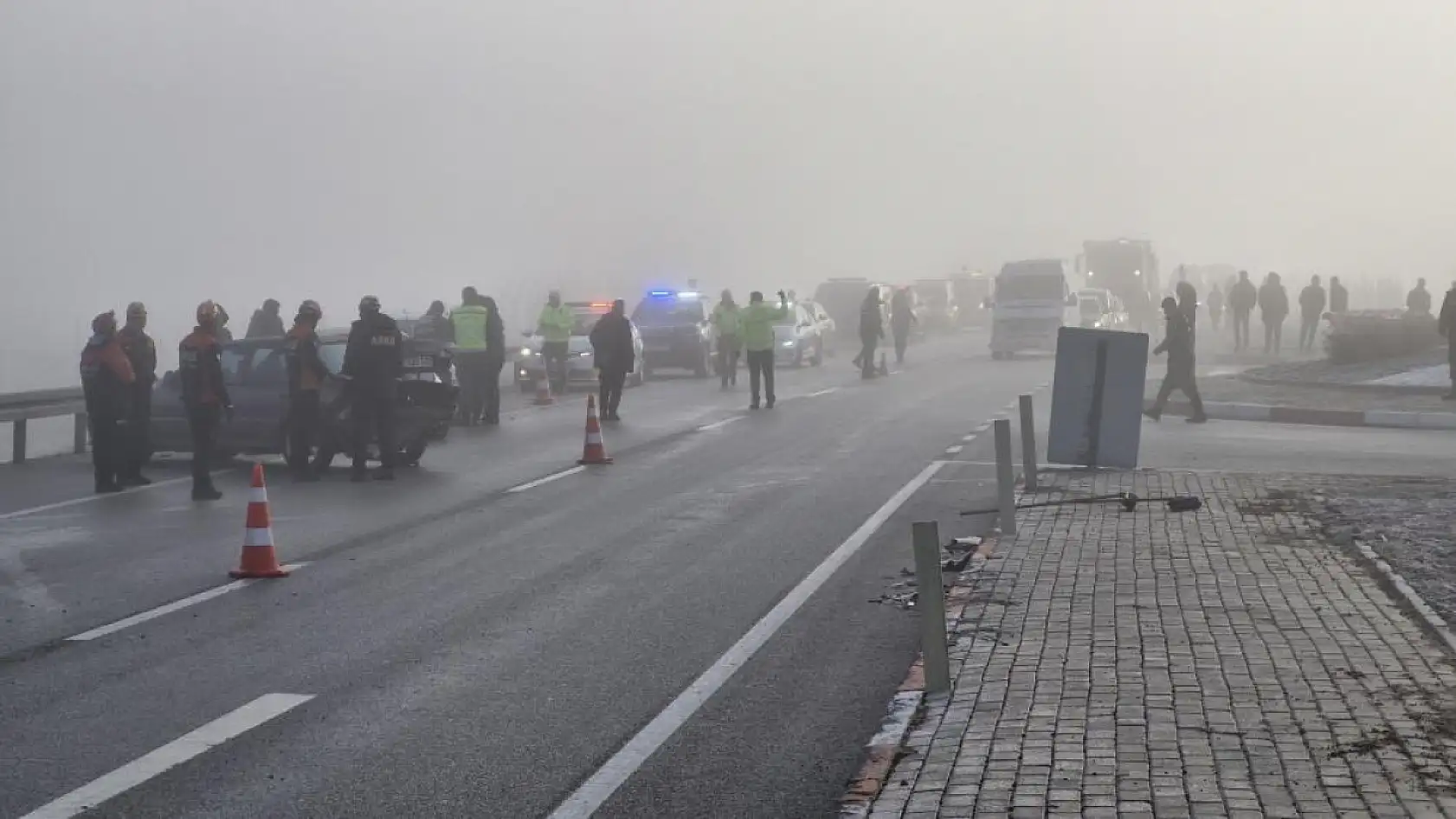 13 aracın karıştığı zincirleme kazada 7 kişi yaralandı