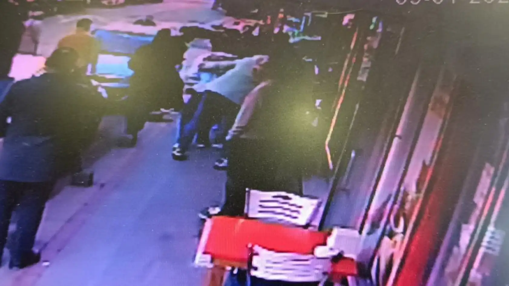 Magandanın böylesi görülmedi: Motosiklette hem kendini hem arkadaşını vurdu