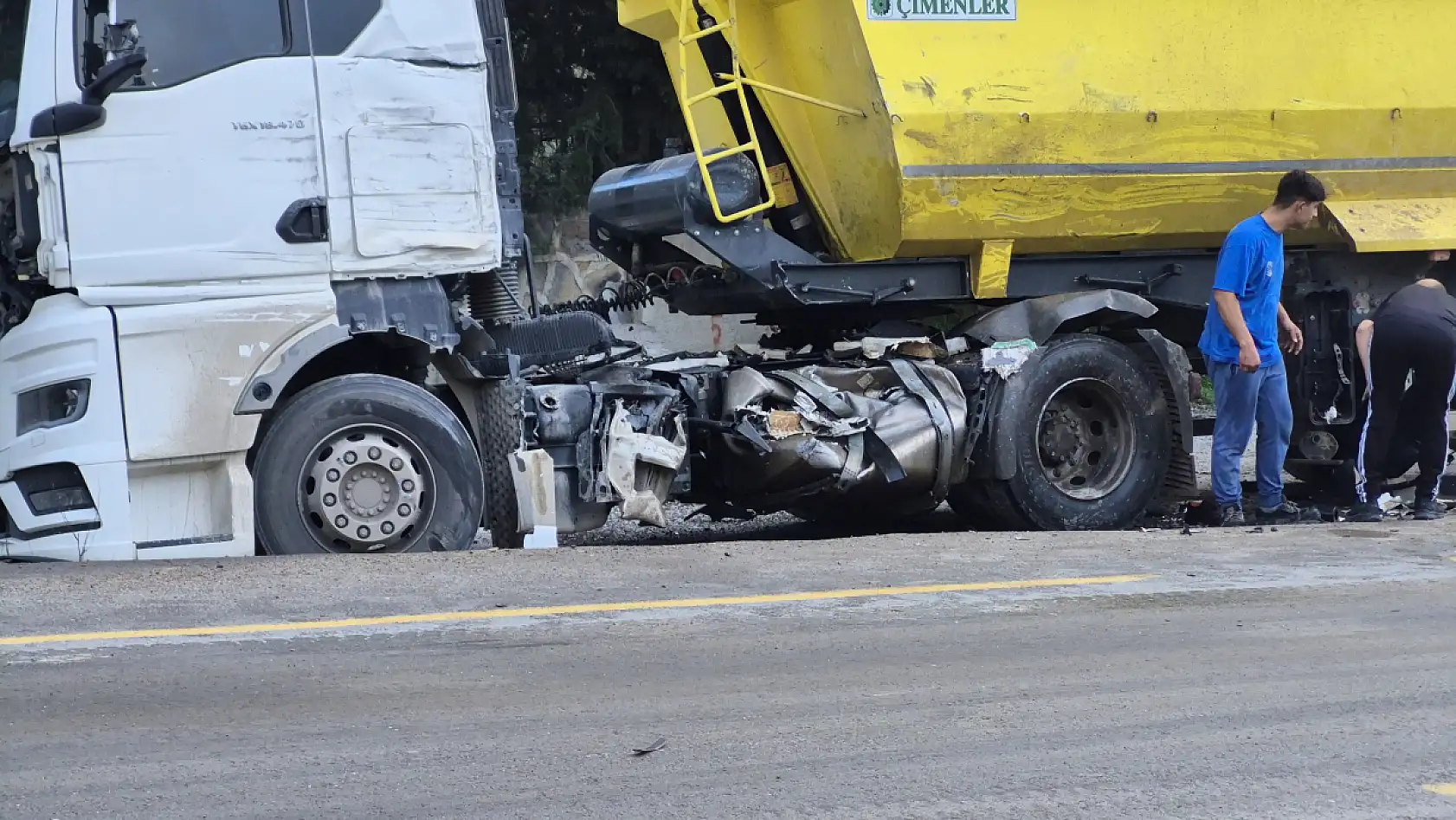 Muğla'da kamyonlar çarpıştı: 1'i ağır 2 yaralı