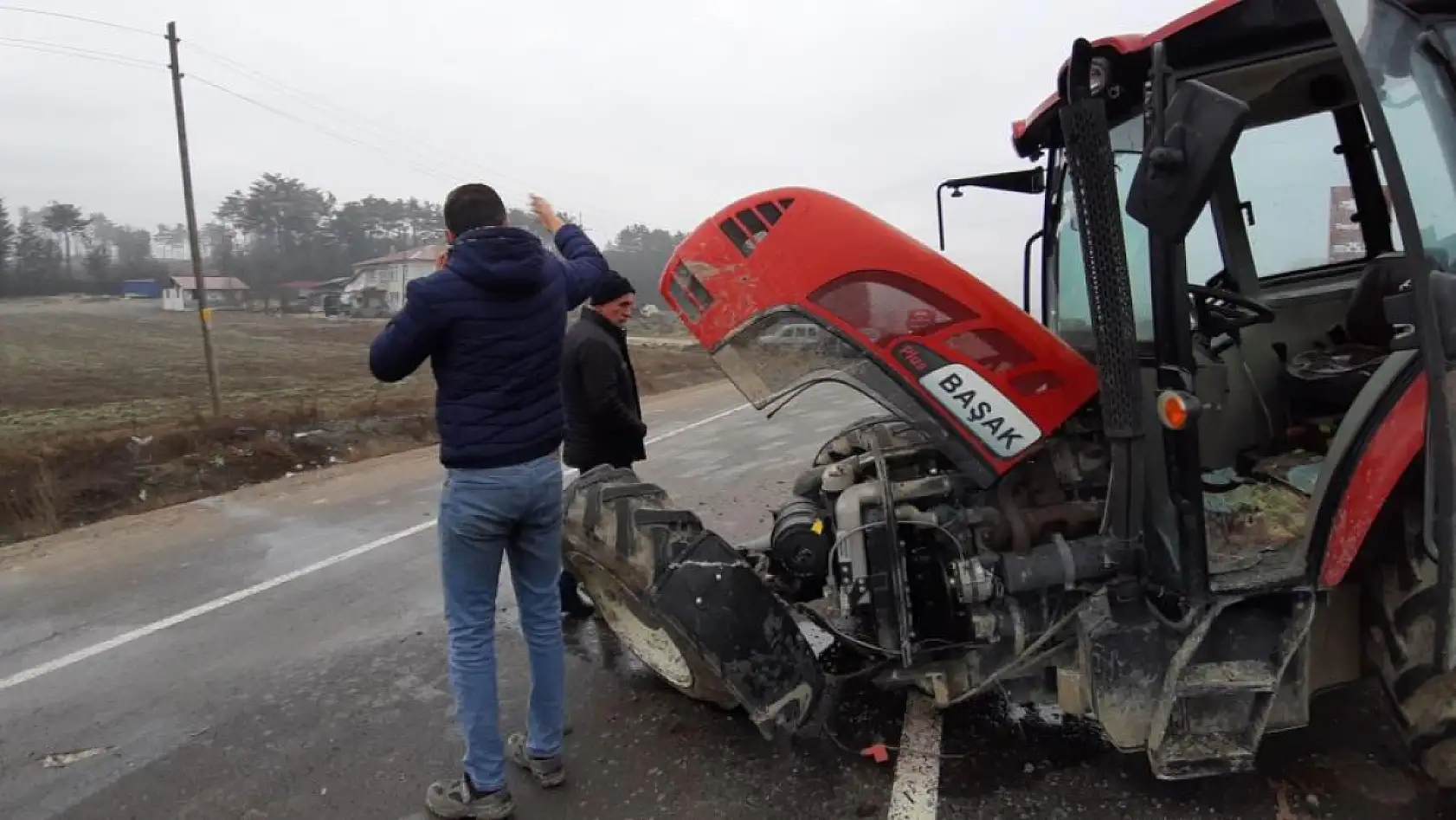 Feci kaza: Otomobille traktör çarpıştı, 2 kişi yaralandı
