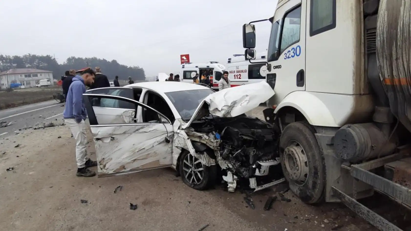 Feci kaza: Otomobille traktör çarpıştı, 2 kişi yaralandı