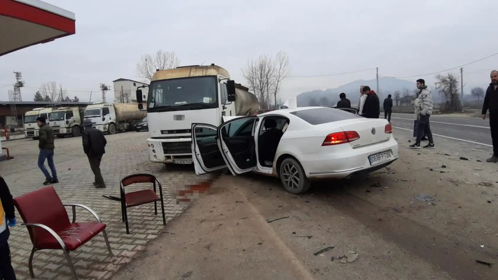 Feci kaza: Otomobille traktör çarpıştı, 2 kişi yaralandı