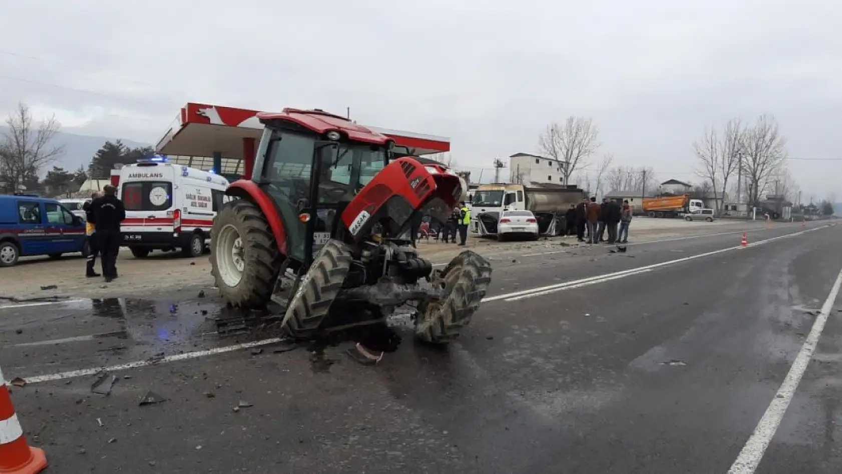 Feci kaza: Otomobille traktör çarpıştı, 2 kişi yaralandı
