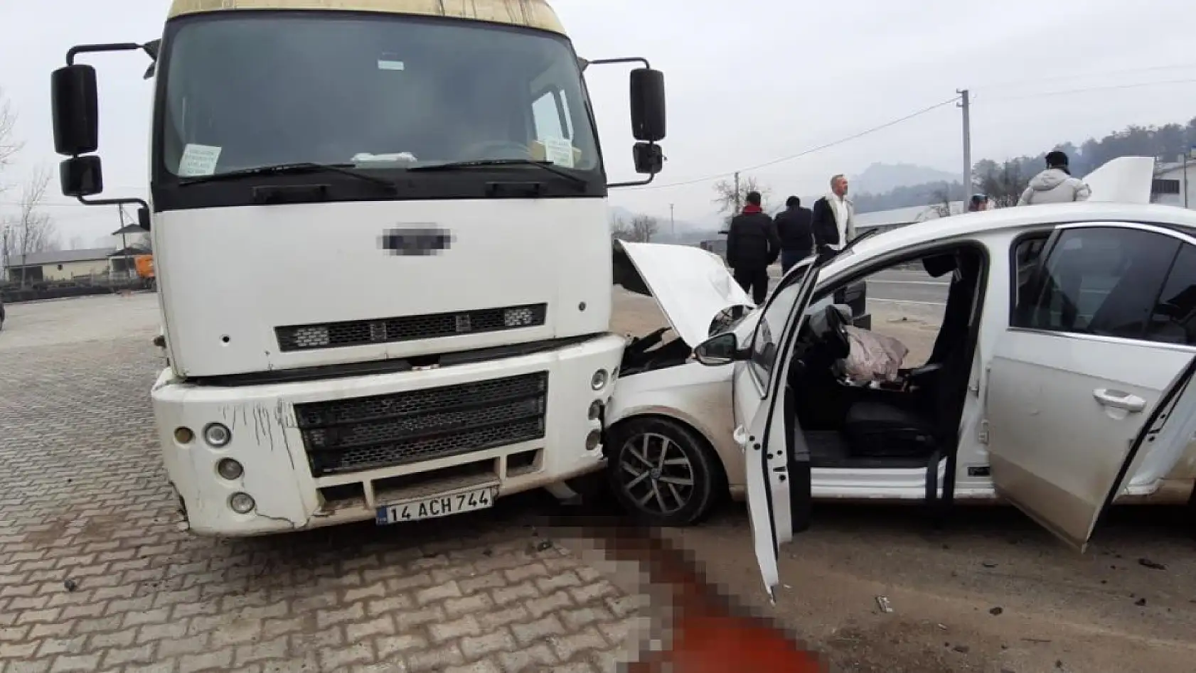 Feci kaza: Otomobille traktör çarpıştı, 2 kişi yaralandı