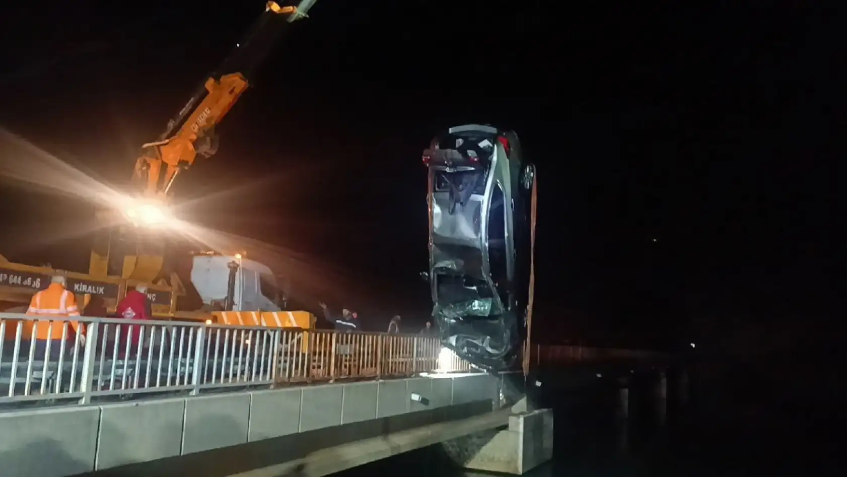 Baraja düşen otomobil sürücünün cansız bedenine ulaşıldı