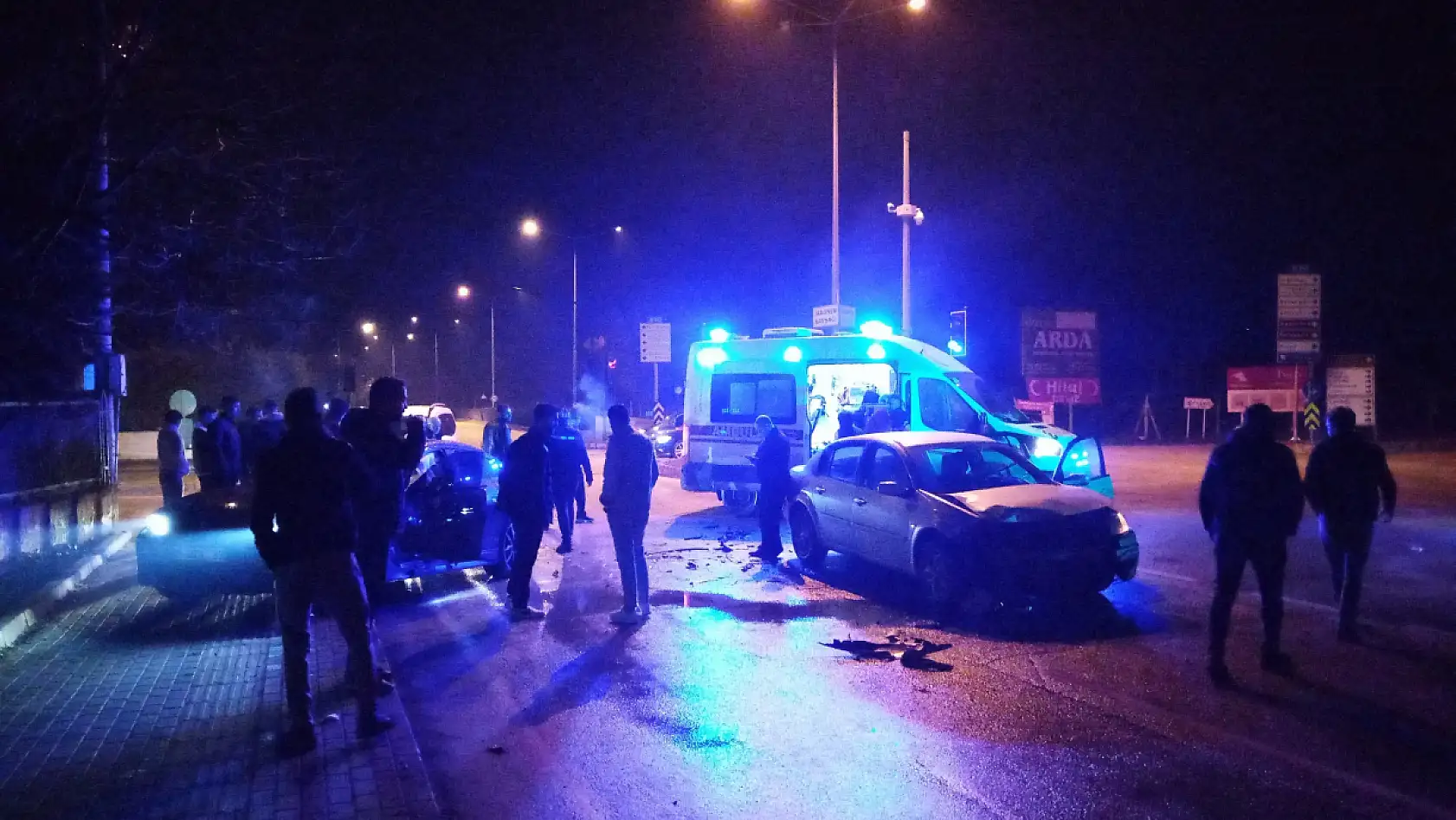 Ambulansa yol vermek isteyen 2 otomobil çarpıştı: 4 yaralı