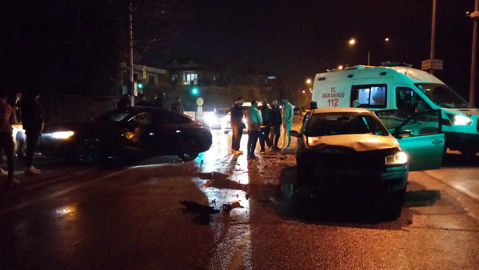 Ambulansa yol vermek isteyen 2 otomobil çarpıştı: 4 yaralı