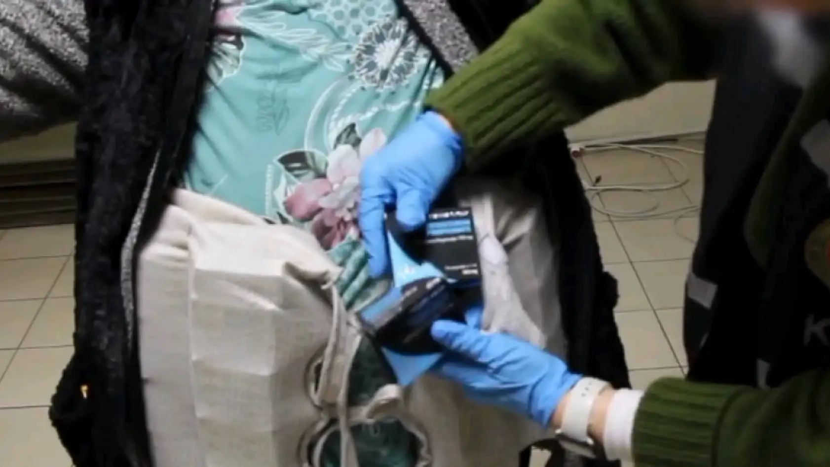 Beline sardığı 5 bin 148 adet ilaçla gümrüğü geçecekti