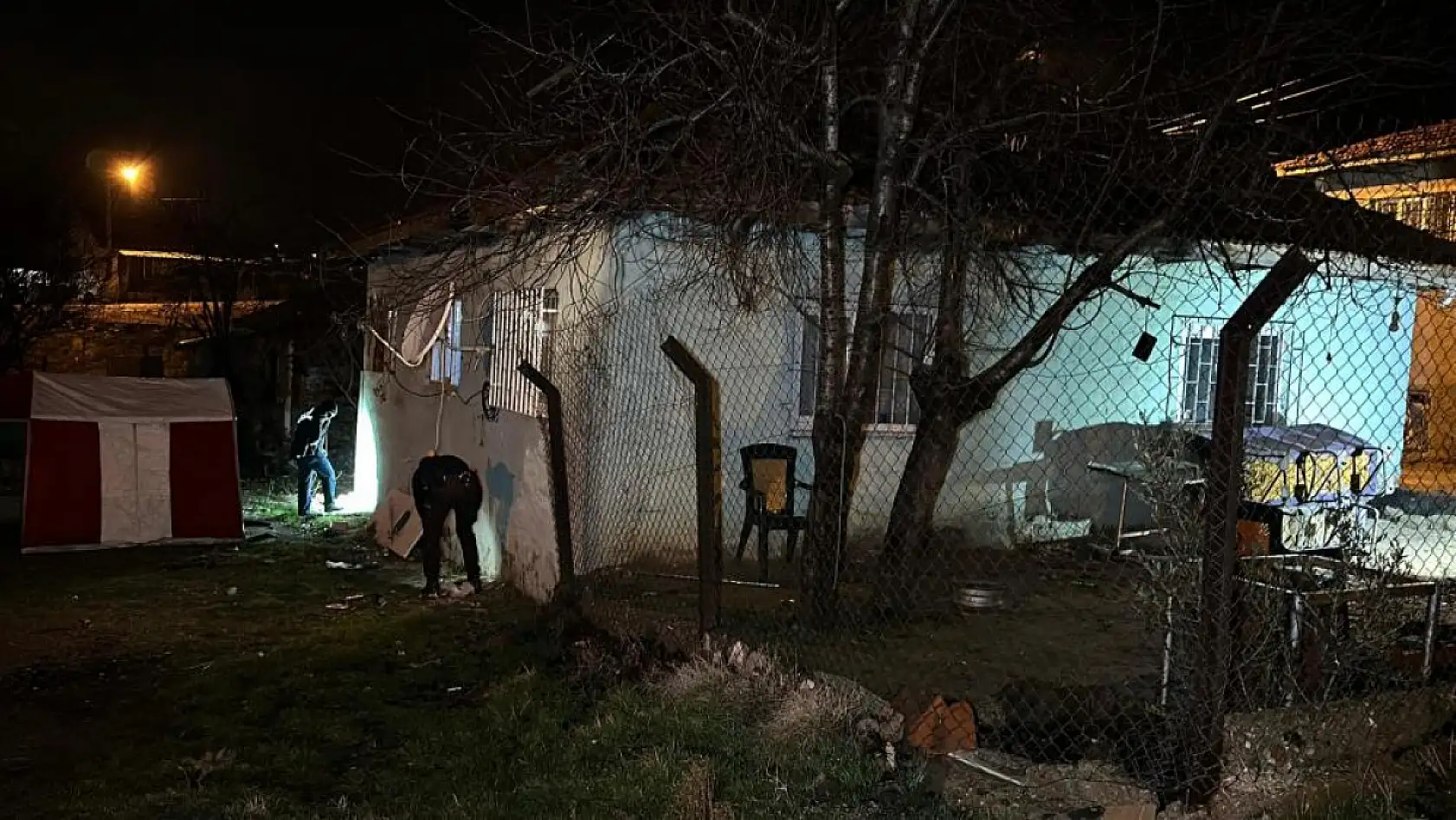 Eşini ve kayınbiraderini sokak ortasında pompalı tüfekle vurdu