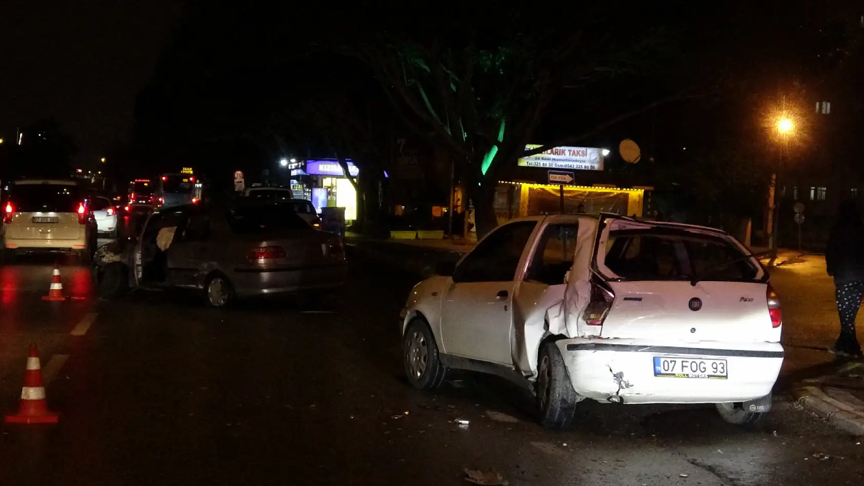 Kazada hurdaya dönen araçlardan burunları bile kanamadan çıktılar