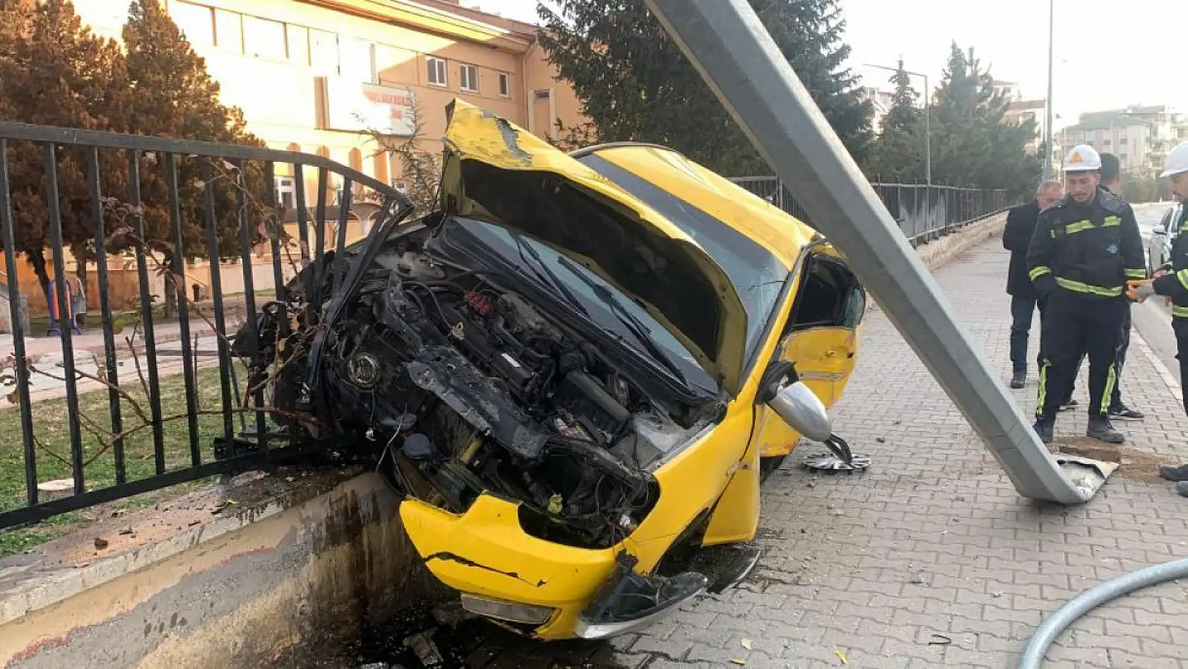 Kontrolden çıkan ticari taksi çarptığı duvarda asılı kaldı: 1 yaralı