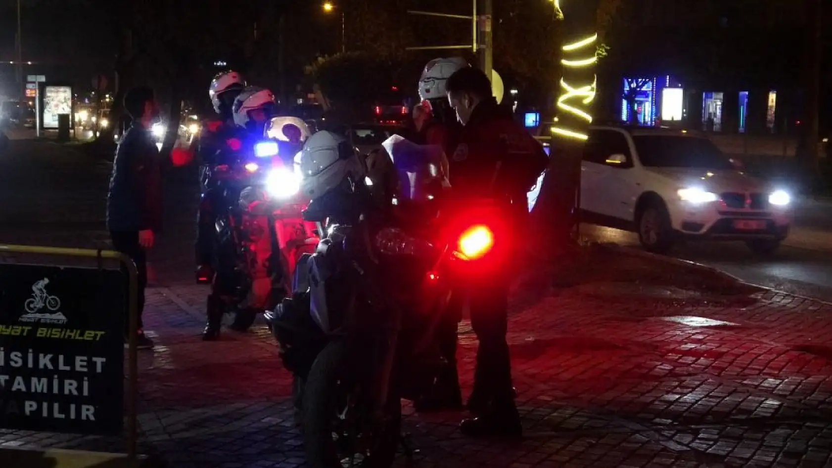 Motosikletli polis timi ile otomobil çarpıştı: 1 polis yaralandı