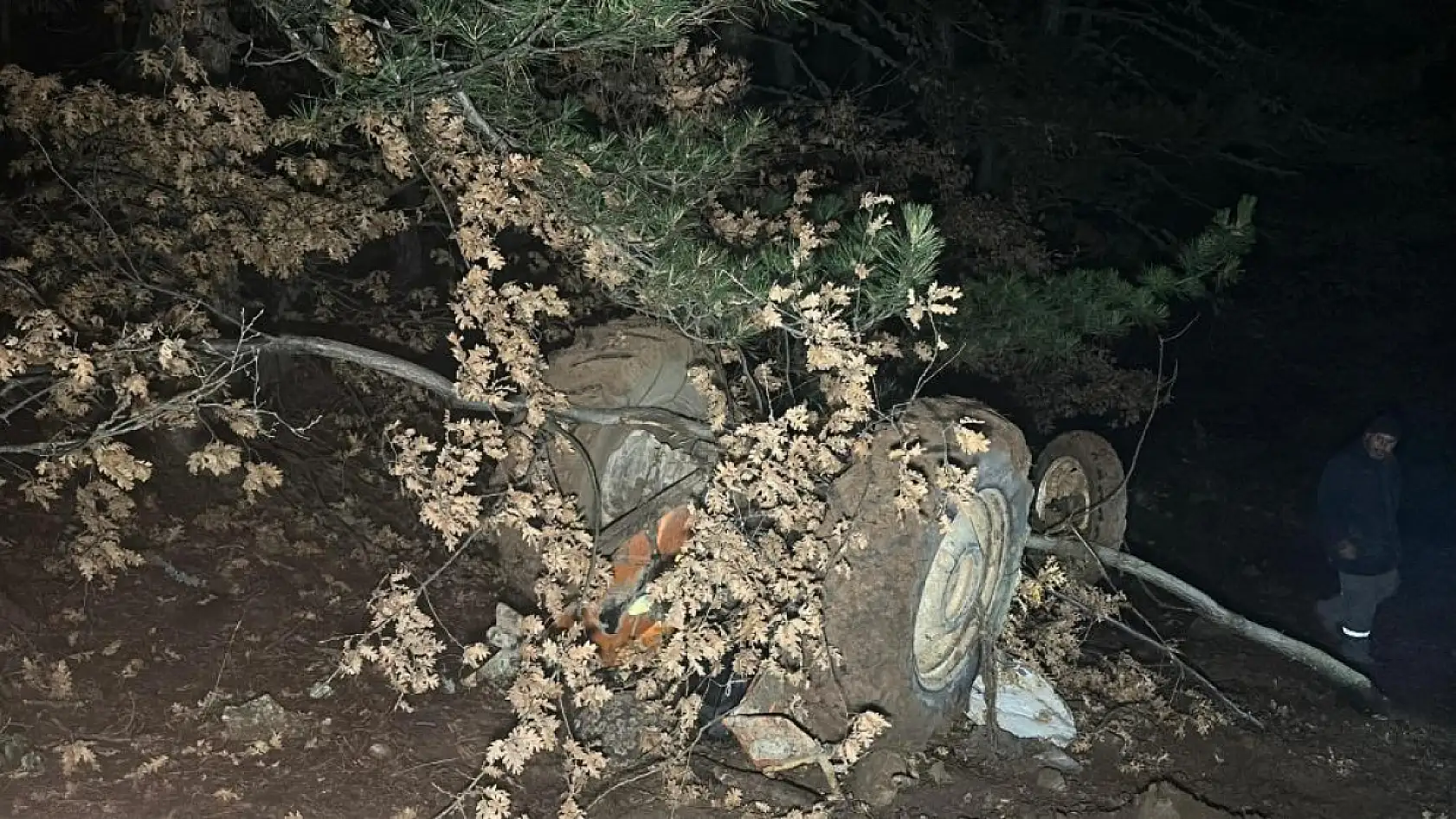 Kontrolden çıkan traktör ormanlık alana devrildi: 2 ölü, 2 yaralı