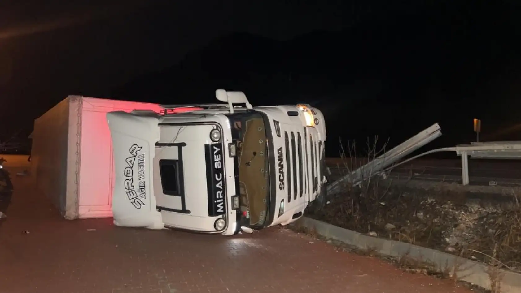 Kontrolden çıkan tır yan yola devrildi, 1 yaralı