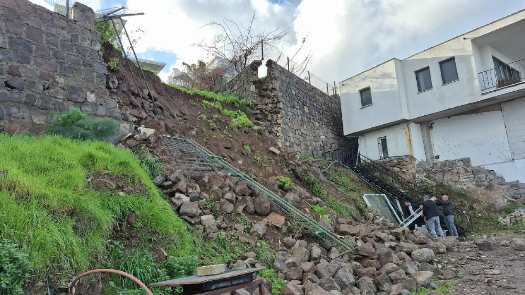 Bodrum'da duvar otomobilin üzerine yıkıldı