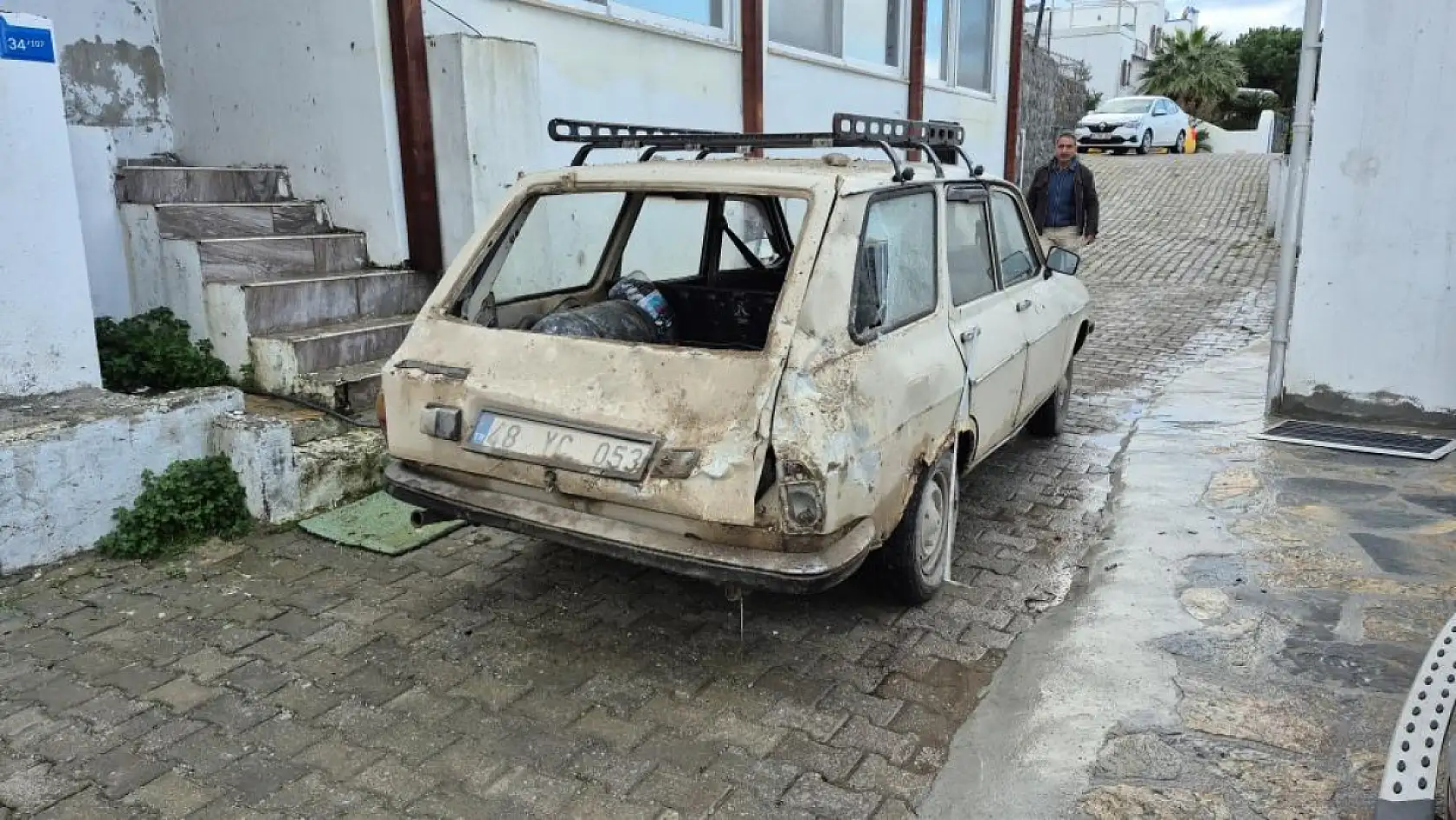Bodrum'da duvar otomobilin üzerine yıkıldı