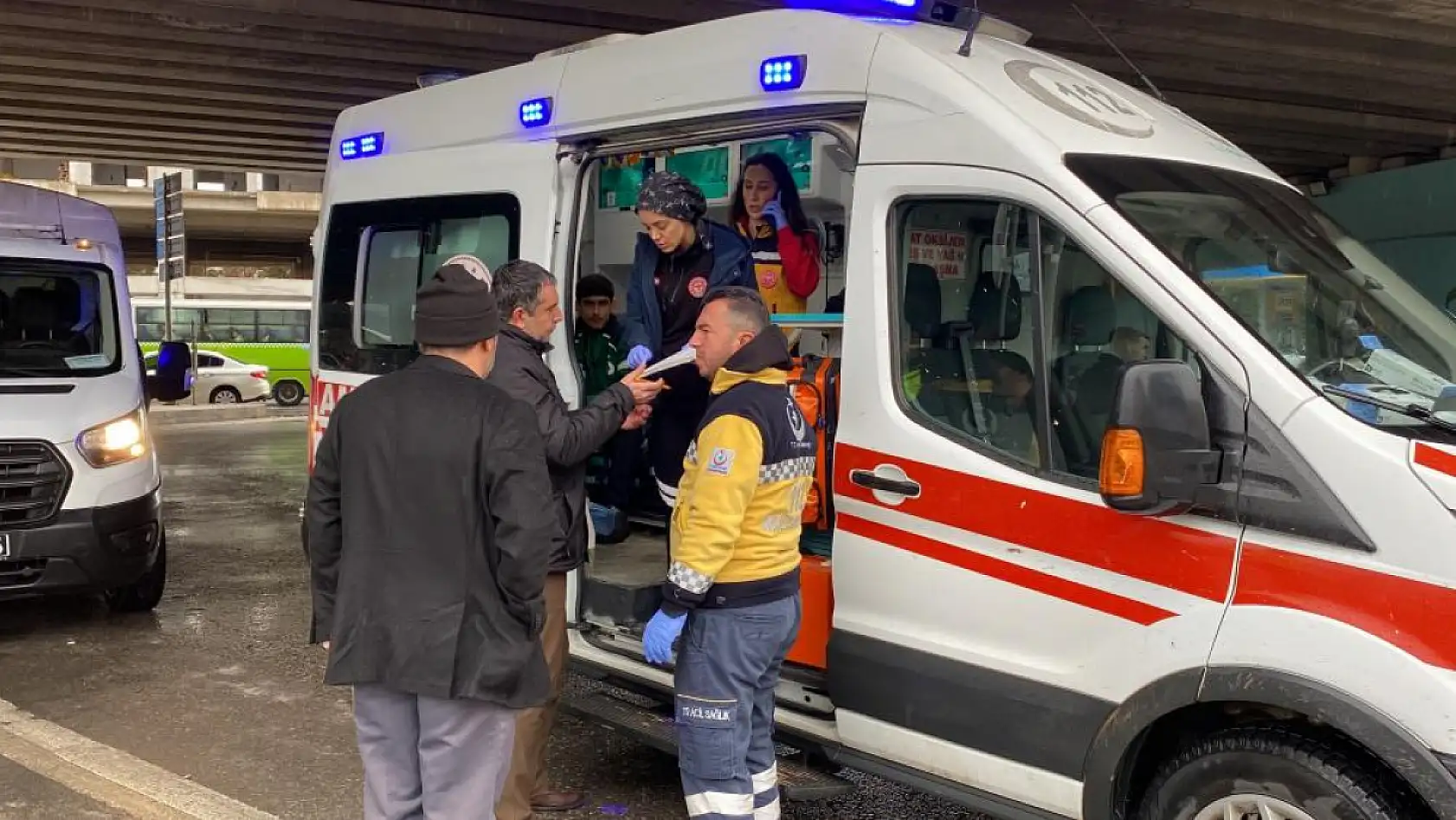 İki araç çarpıştı: Kopan parça yayayı yaraladı