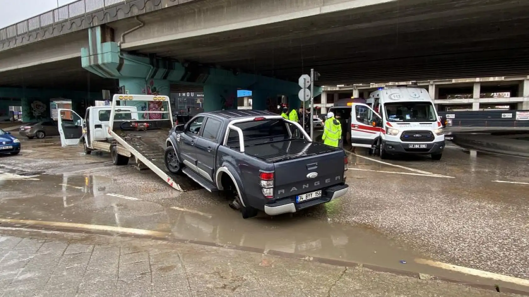 İki araç çarpıştı: Kopan parça yayayı yaraladı