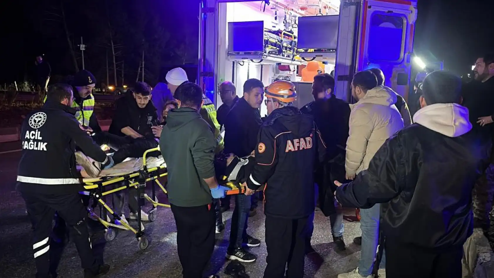 Otomobil ile işçi servisi çarpıştı: 1'i ağır, 28 yaralı