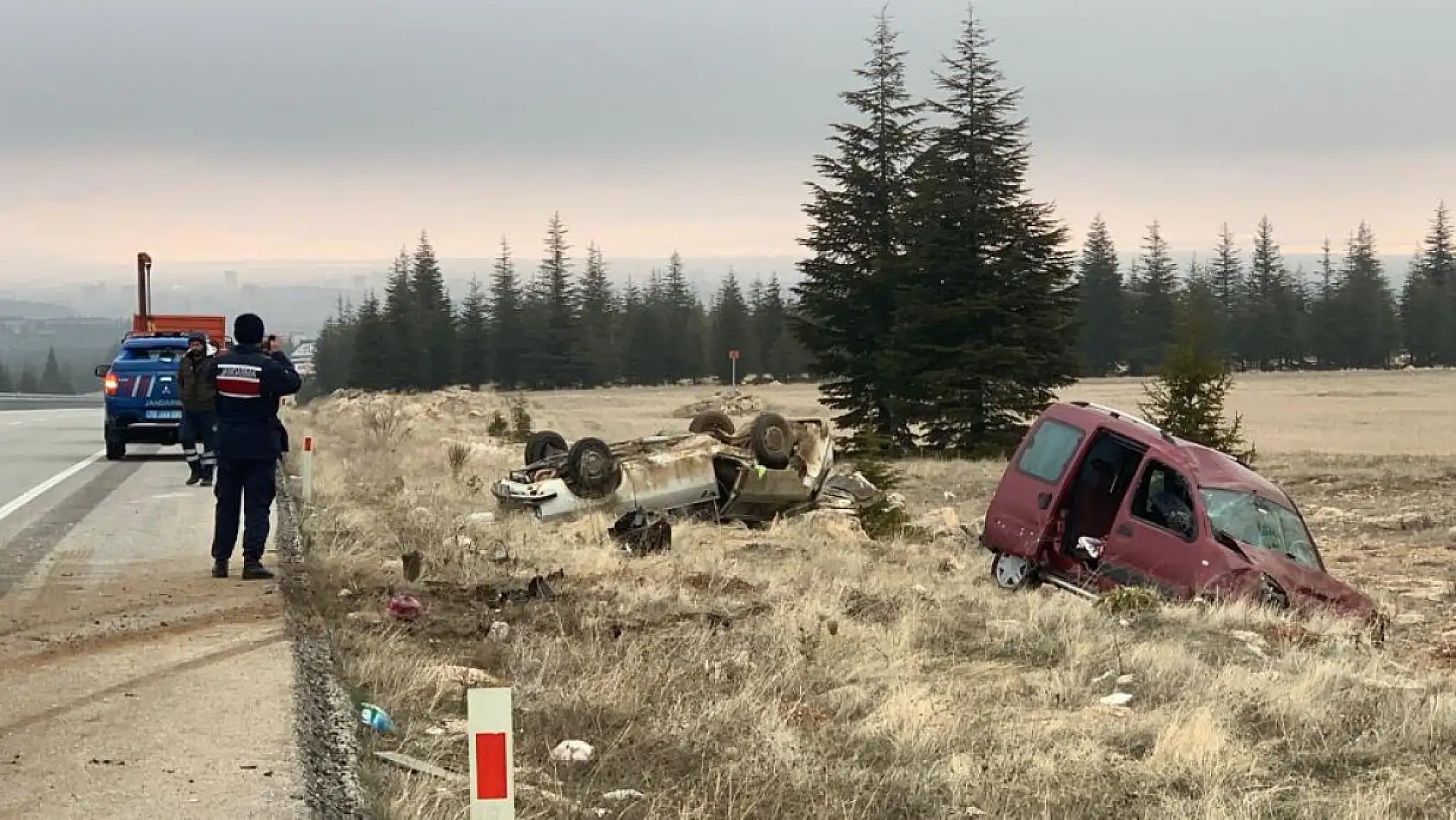 Hafif ticari araç otomobile arkadan çarptı: 4 yaralı