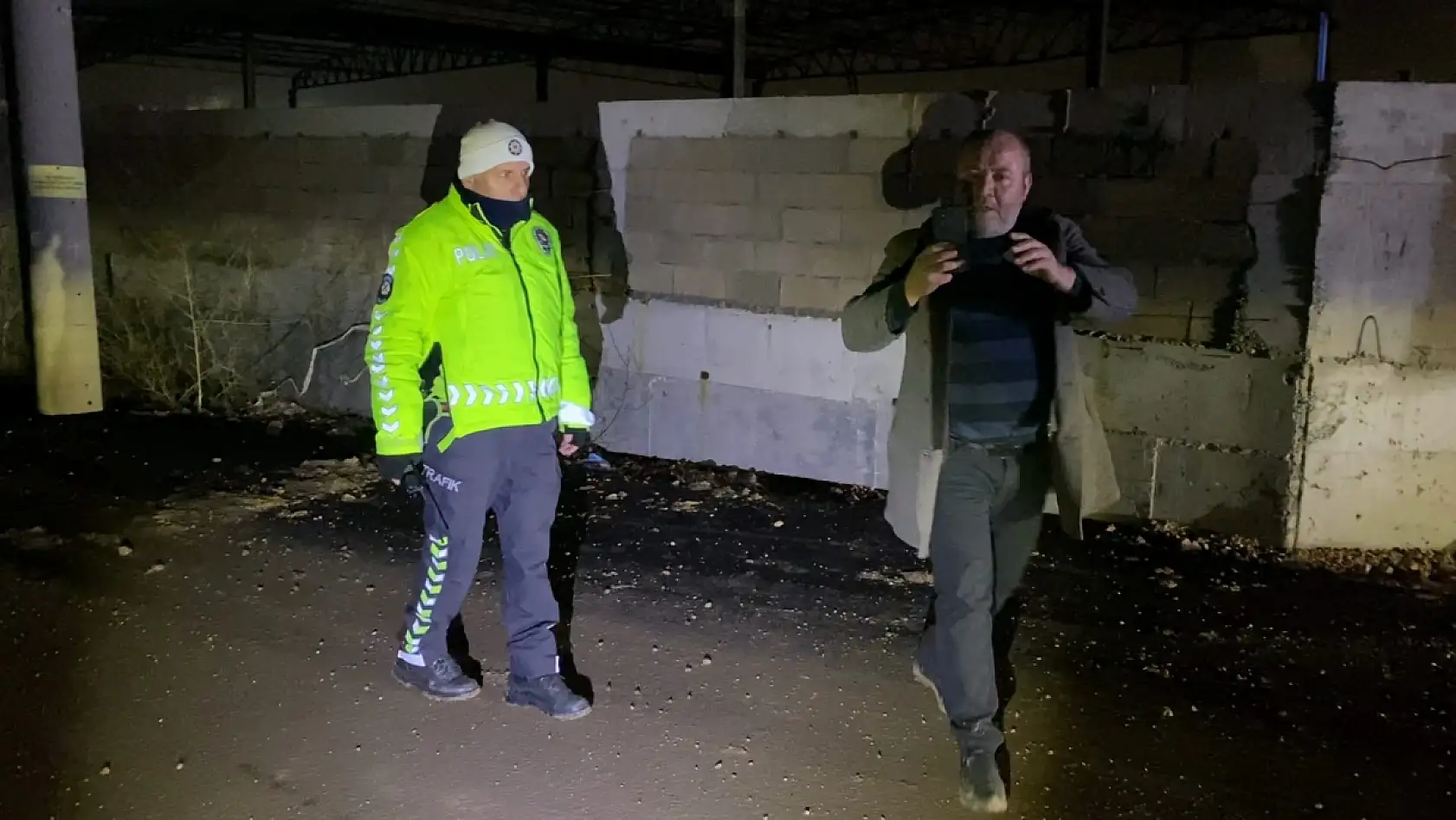 Kendi yaptığı kazayı kayda alıp spiker gibi anlattı