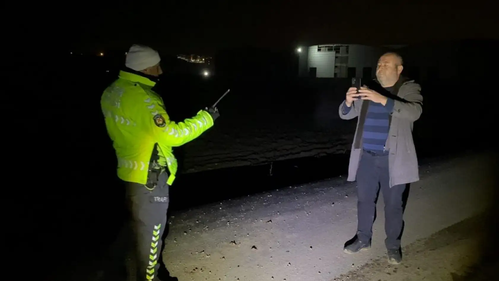 Kendi yaptığı kazayı kayda alıp spiker gibi anlattı