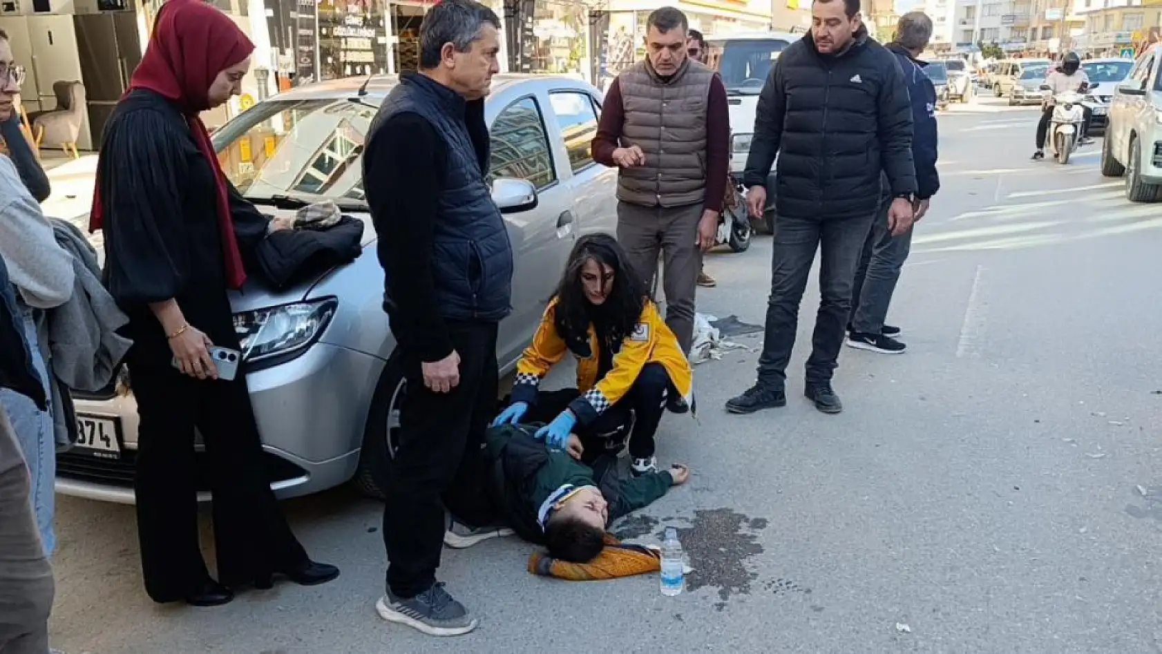 Kaza yapan çocuğa, üşümesin diye işyerinden getirdikleri battaniyeyi örttüler