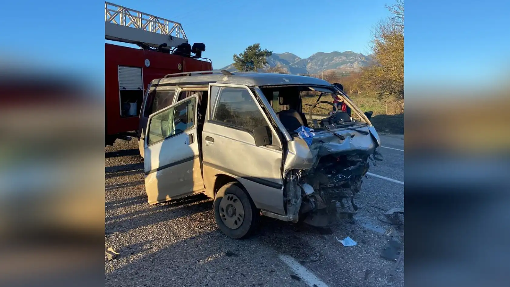 Seydikemer'de minibüs ile otomobil çarpıştı: 3 yaralı