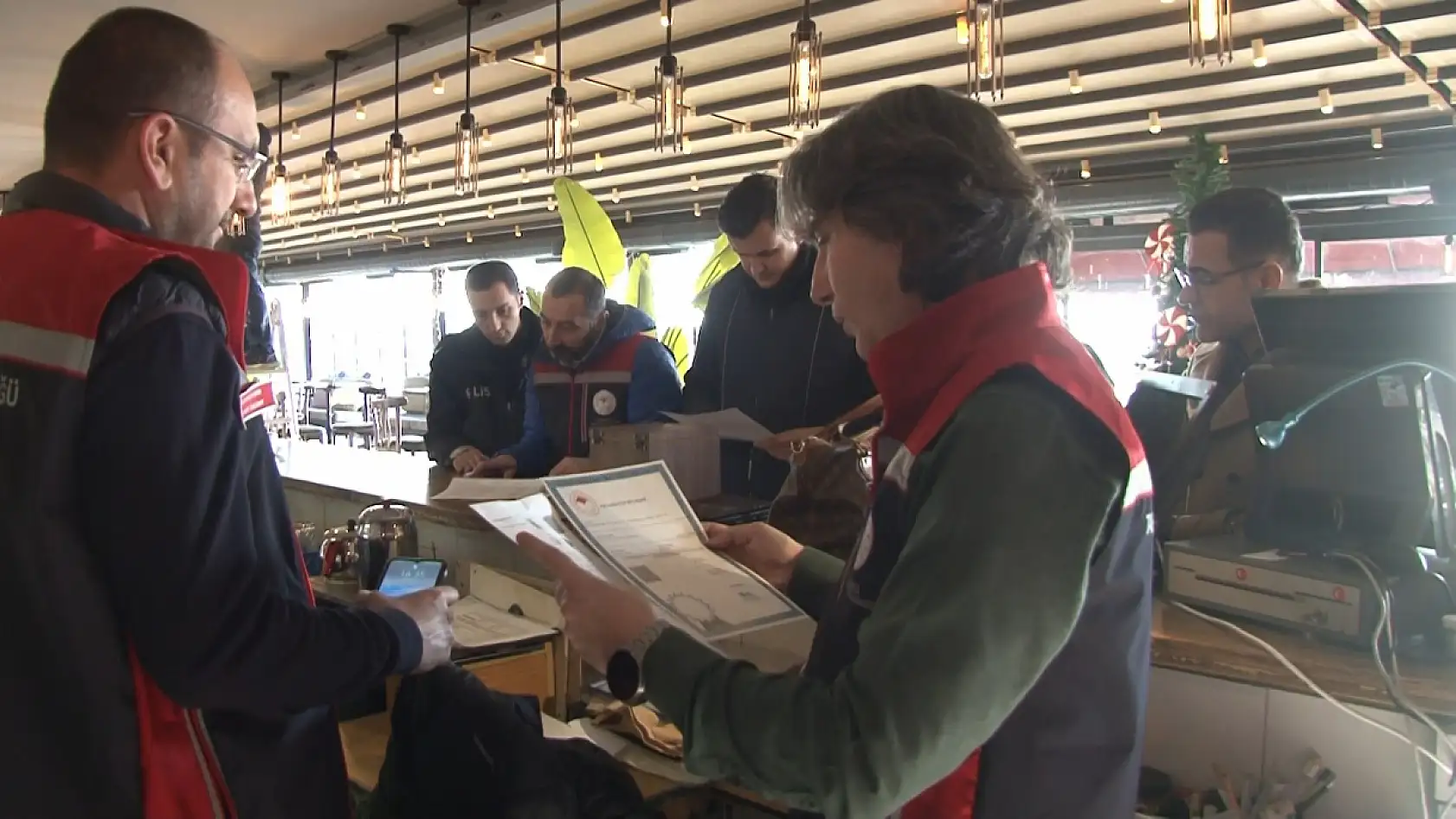 Denetime gelen ekiplere alkollü içecek uzattı