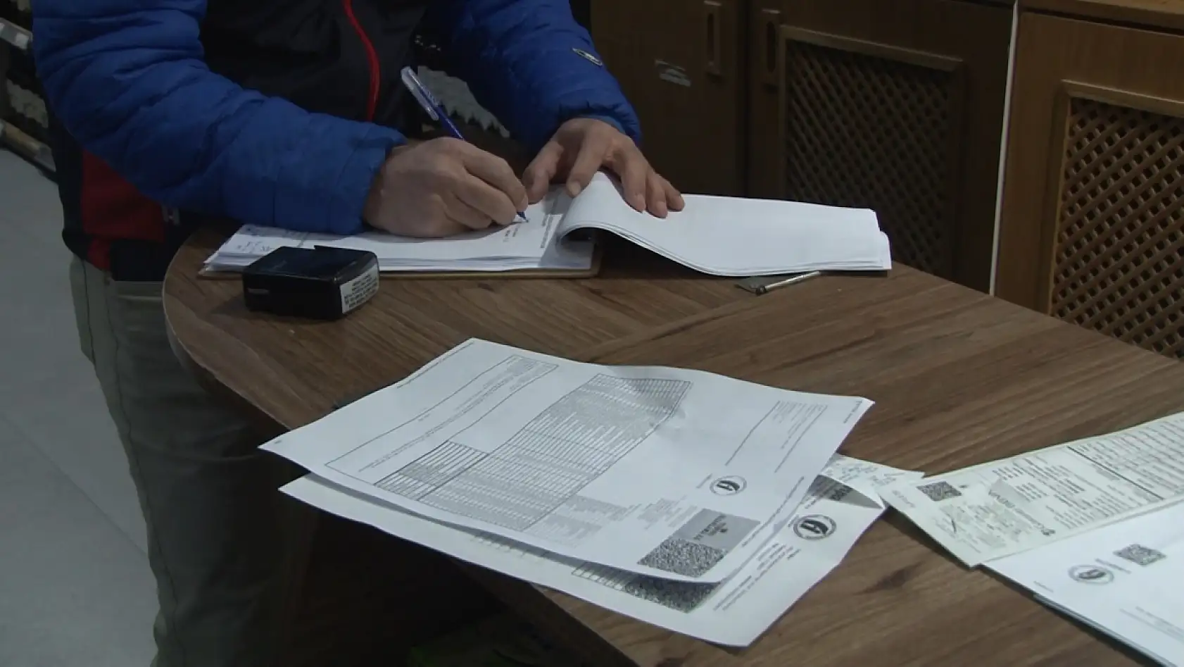 Denetime gelen ekiplere alkollü içecek uzattı