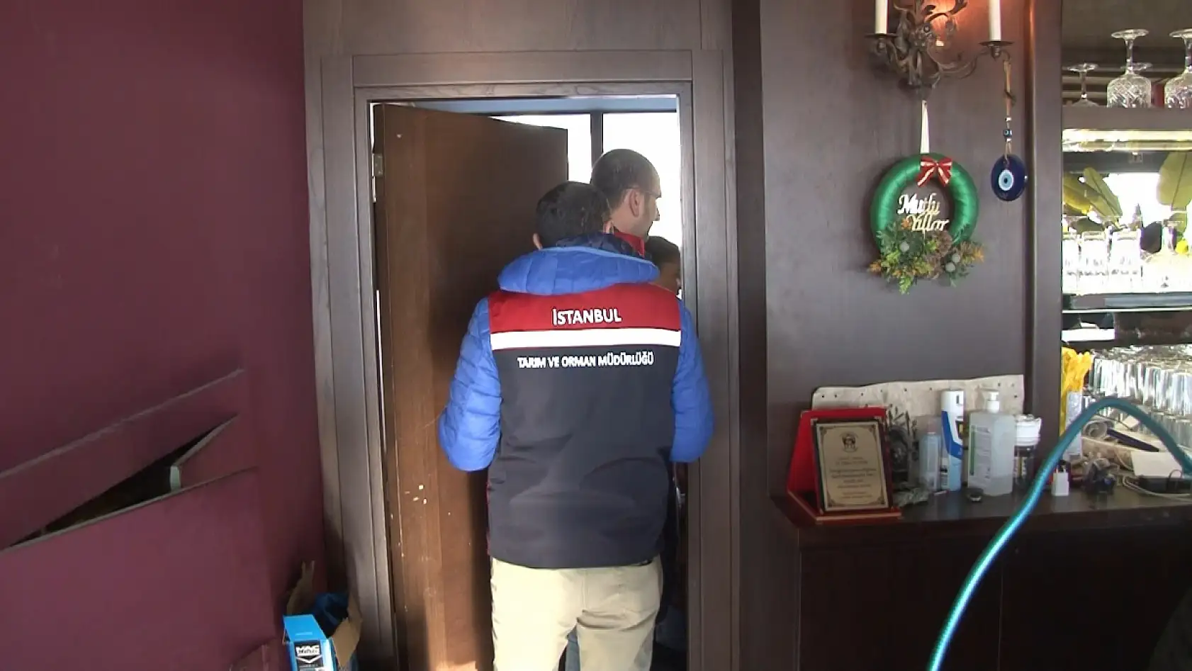 Denetime gelen ekiplere alkollü içecek uzattı