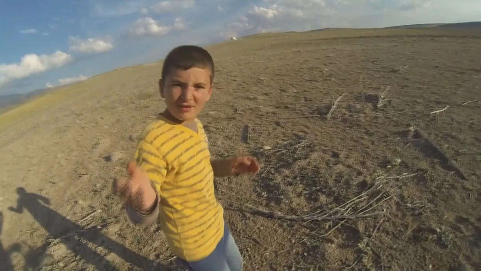 Köydeki Çocukların Düşen Dron Şaşkınlığı Kamerada