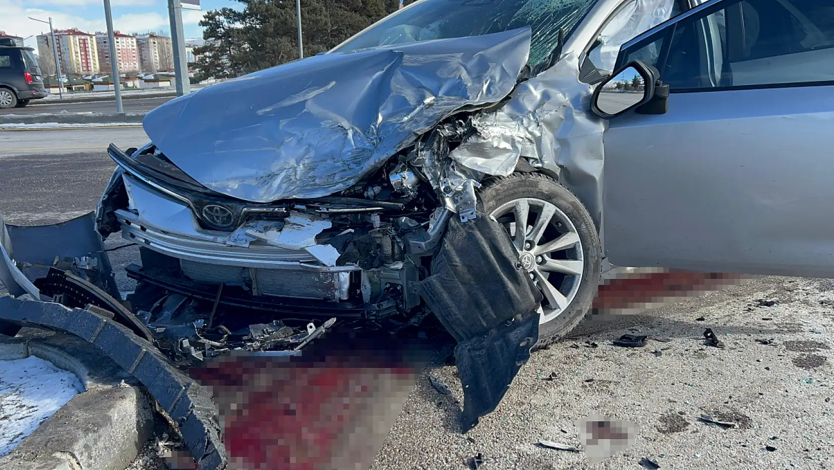 Servis aracı ile otomobil çarpıştı: 6 yaralı