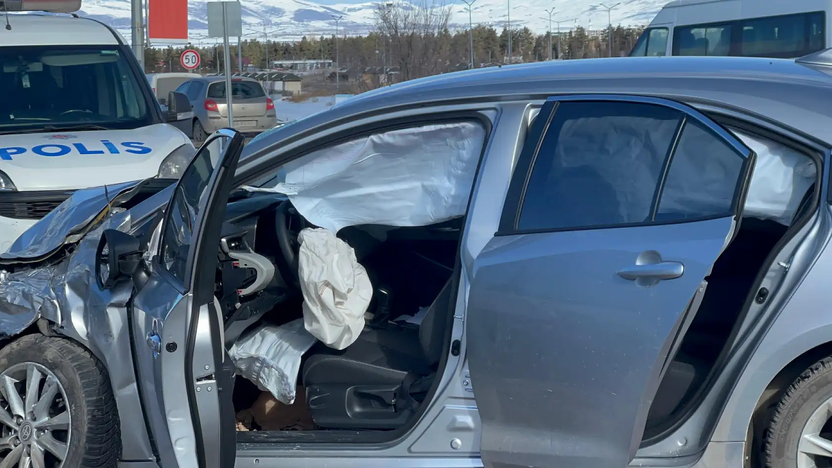 Servis aracı ile otomobil çarpıştı: 6 yaralı