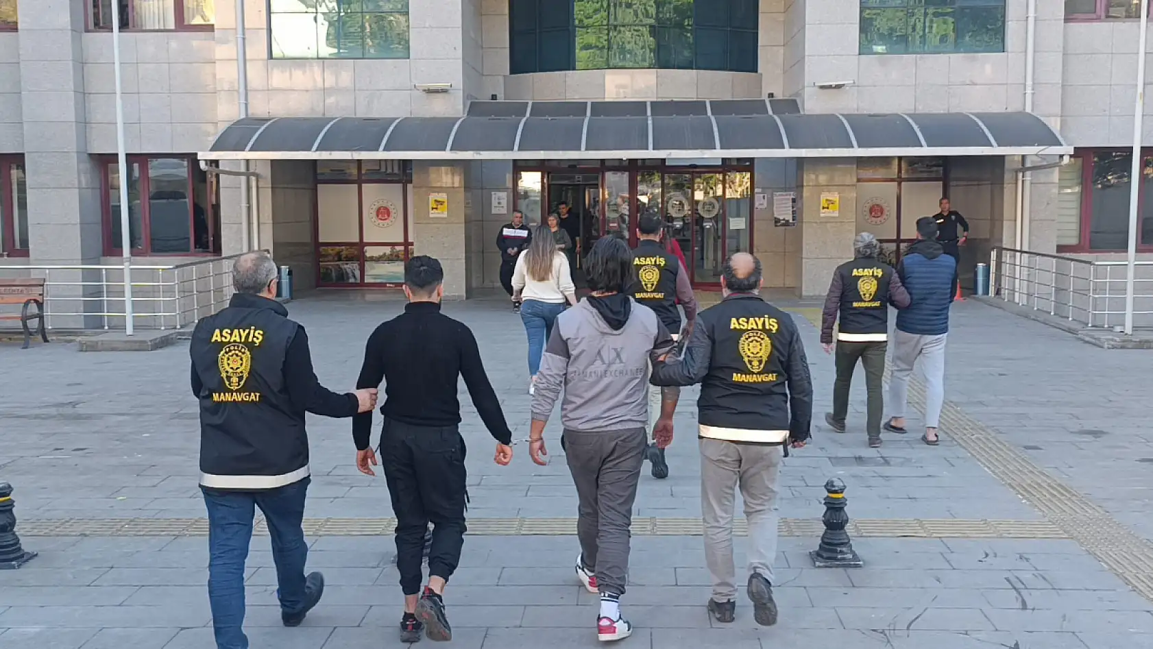 Böyle kavga görülmedi: Kaldırımdaki grubun arasına motosikletle daldı