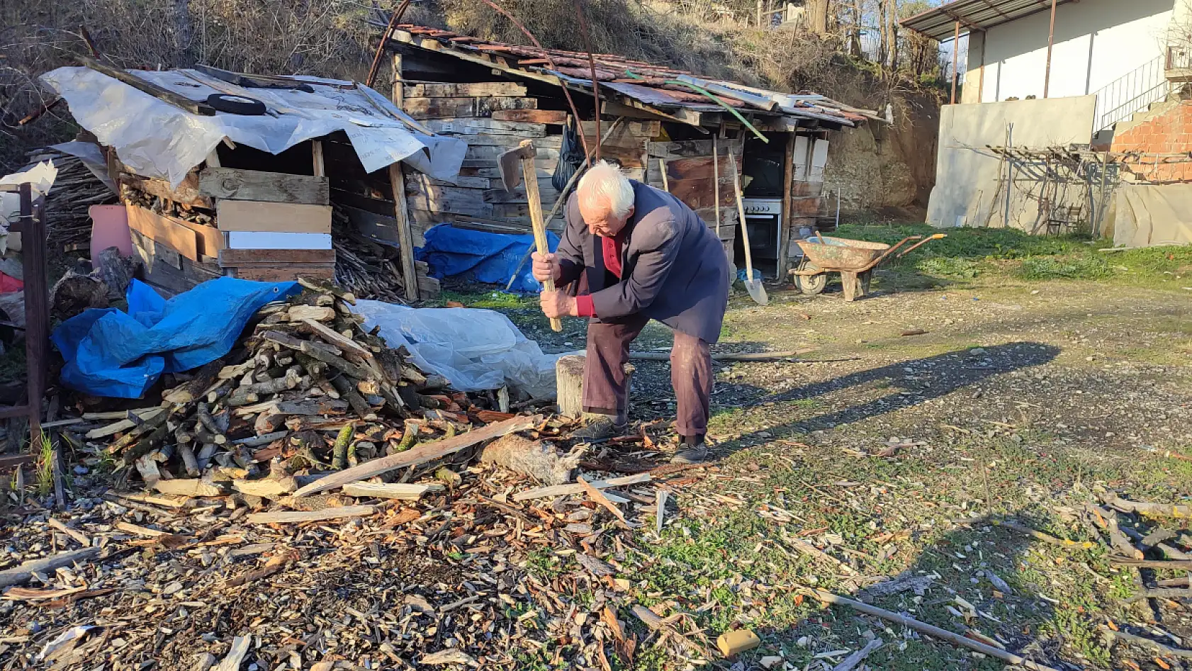 Komşuları izin vermedi, evine doğalgaz bağlatamadı