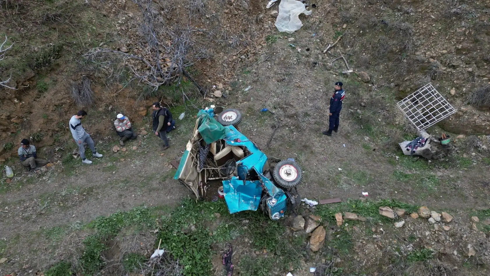 Zeytin işçilerini taşıyan araç uçuruma yuvarlandı: 1 ölü, 5 yaralı