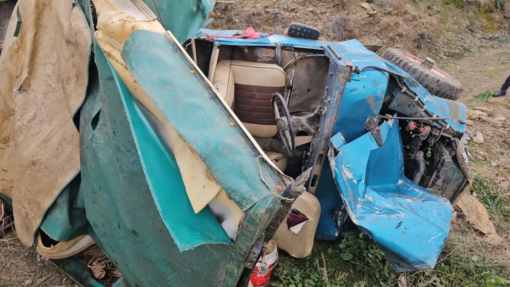 Zeytin işçilerini taşıyan araç uçuruma yuvarlandı: 1 ölü, 5 yaralı