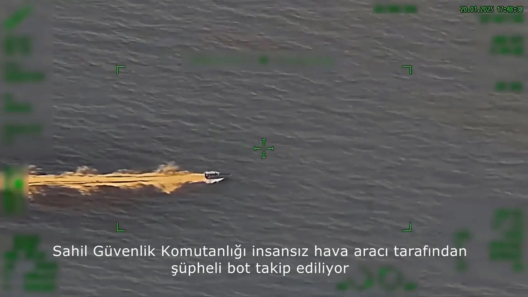 Fethiye'de İnsan kaçakçısı lastik botu Sahil Güvenlik botunun üzerine sürdü