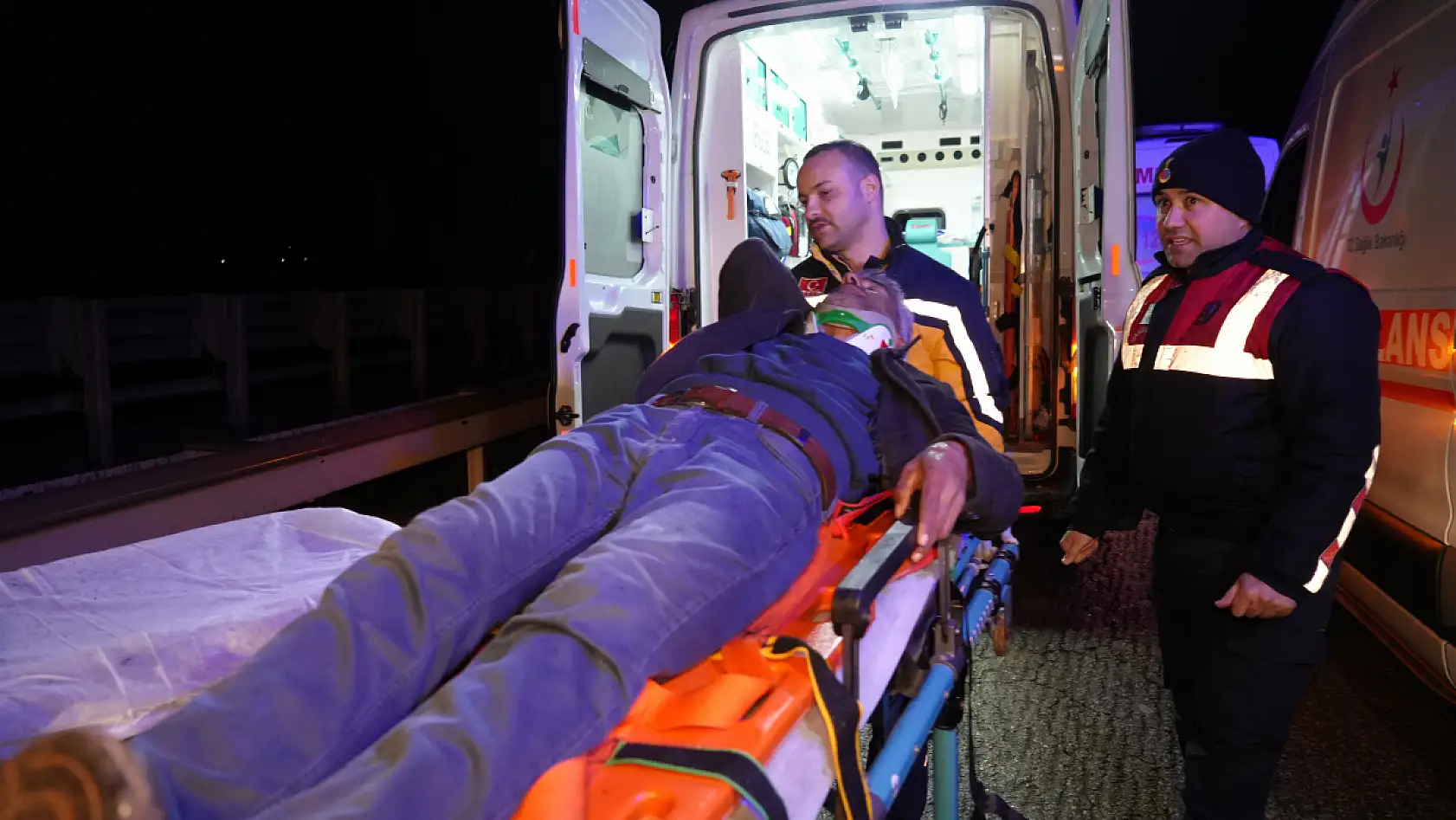 Kaza üstüne kaza... Yaralılara müdahale eden 2 sağlıkçıya araç çarptı: 10 yaralı