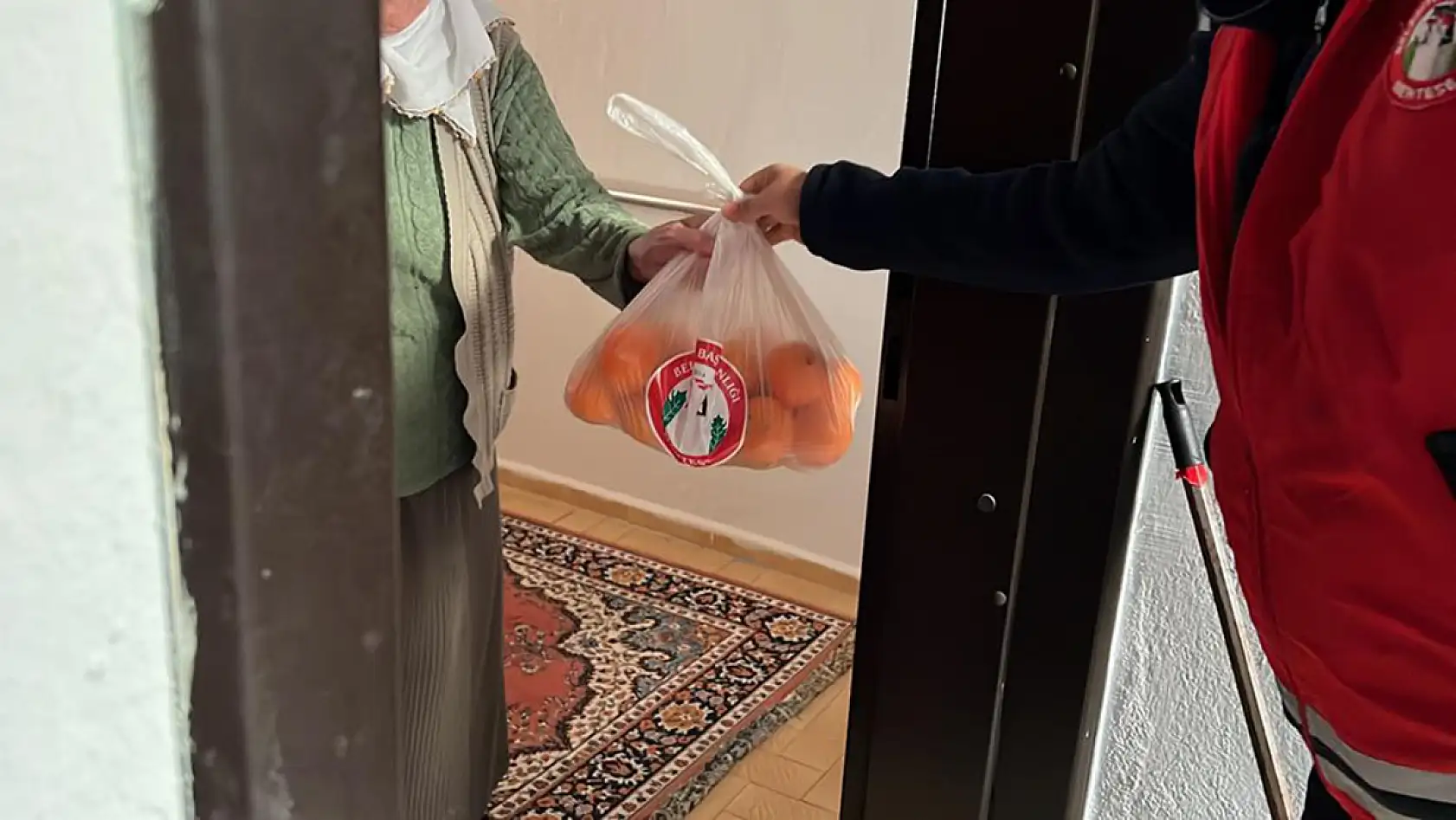 Menteşe Belediyesi 1 ton portakal dağıttı