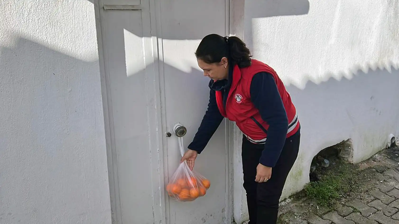 Menteşe Belediyesi 1 ton portakal dağıttı