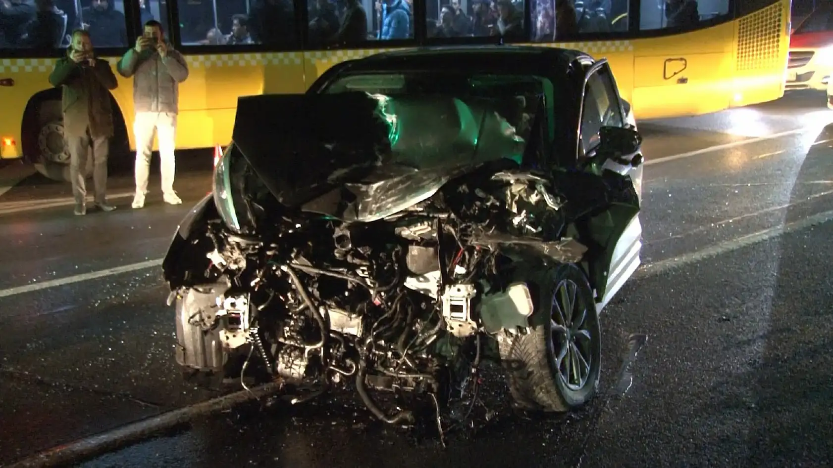 Kontrolden Çıkan Otomobil, Işıklarda Bekleyen 6 Araca Çarptı: 3 Yaralı