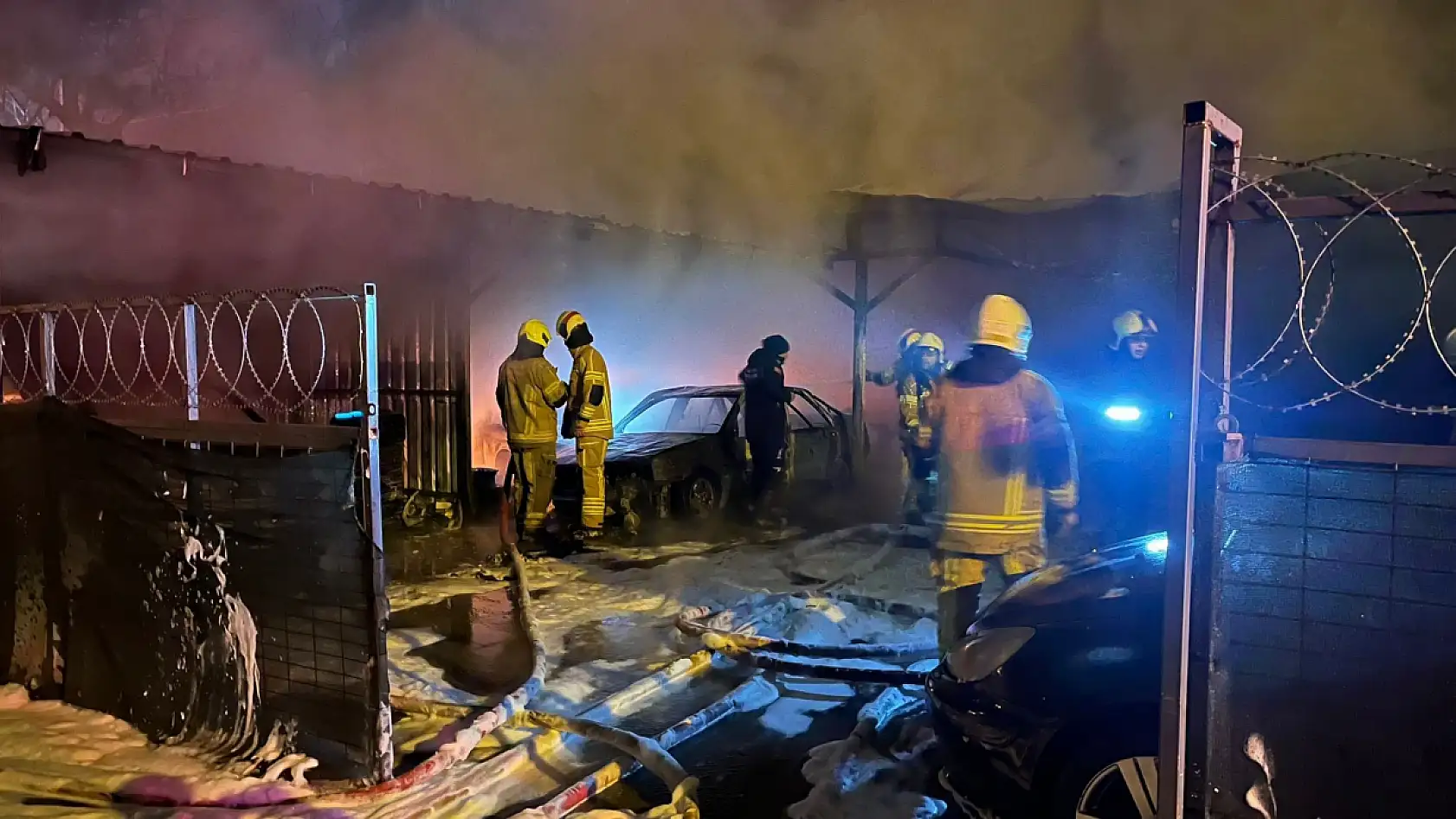 Alevlere teslim olan oto galeride 10 araç küle döndü