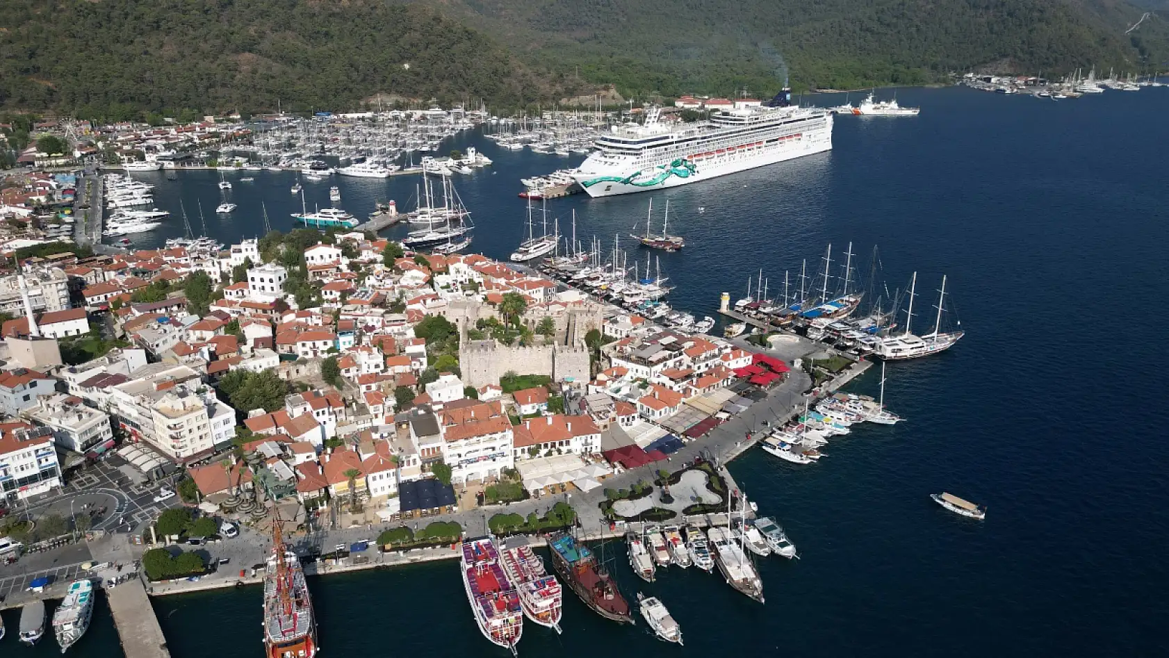 Marinalarda tekne bağlama yıllık ücretlerine denizciler de tepki gösterdi