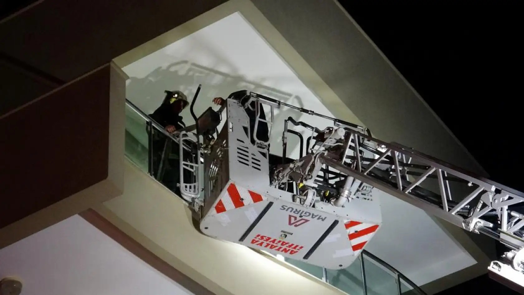 Ev yangını apartman sakinlerini sokağa döktü