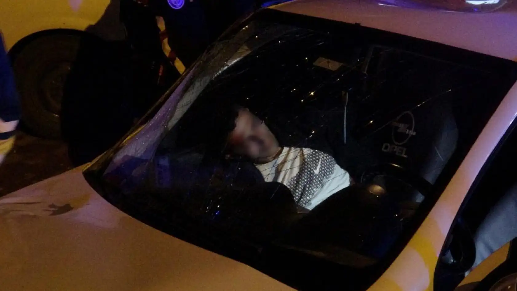 Çuval dolusu tabancayla polisten kaçtı, kaza yapınca yakalandı